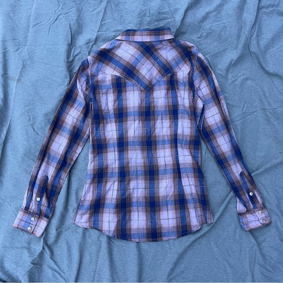 Women’s Wrangler Button Up - Picture 2 of 3